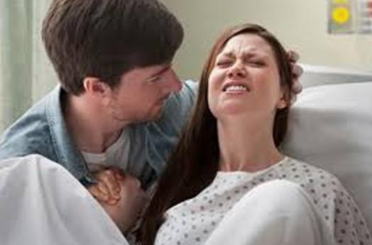 醫生替孕婦剖腹後，手伸進她的體內時竟「摸不到孩子」！最後醫生只好…