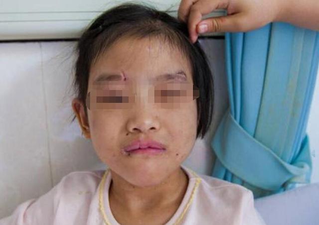 後媽對孩子十分體貼,一家四口拍照曬幸福,只有奶奶看出端倪