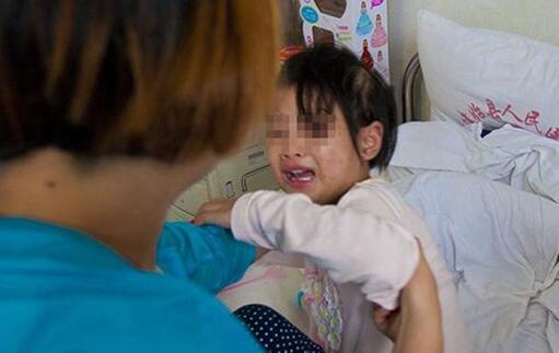 後媽對孩子十分體貼,一家四口拍照曬幸福,只有奶奶看出端倪
