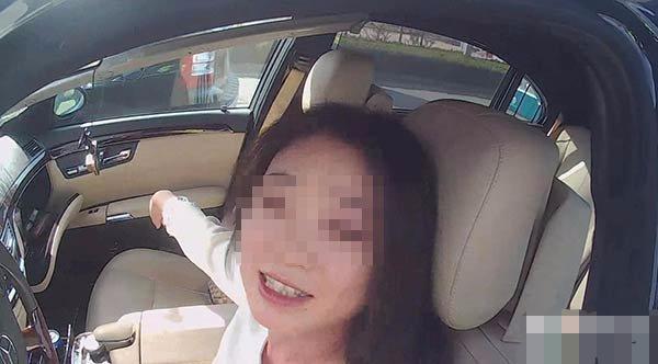 美女開自己賺到的賓士回家,路上車頭被撞,讓修理工人打開車蓋後,發現「意外驚喜」!