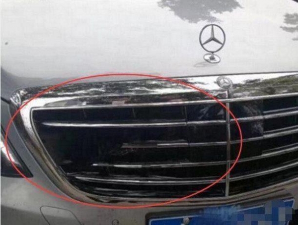 美女開自己賺到的賓士回家,路上車頭被撞,讓修理工人打開車蓋後,發現「意外驚喜」!