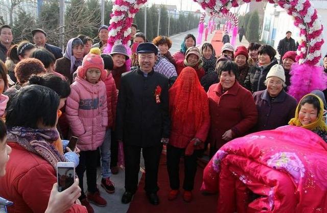 66岁农村「老处男」娶媳妇,掀开盖头.全村人都很佩服他!