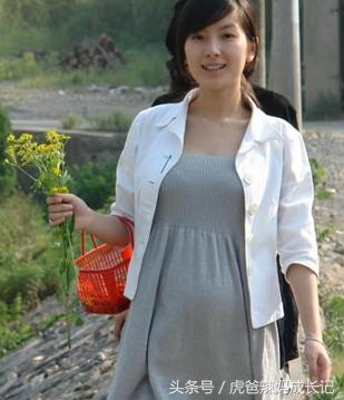 媽媽頭胎生了女兒,天天被婆婆甩臉子,二胎生三胞胎,婆婆的臉瞬間綠了