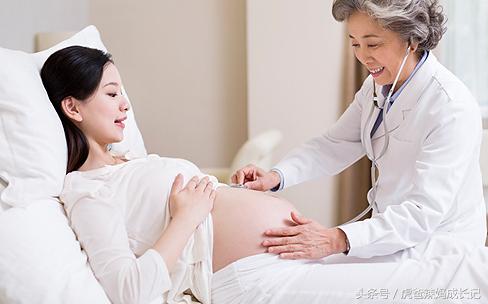 媽媽頭胎生了女兒,天天被婆婆甩臉子,二胎生三胞胎,婆婆的臉瞬間綠了