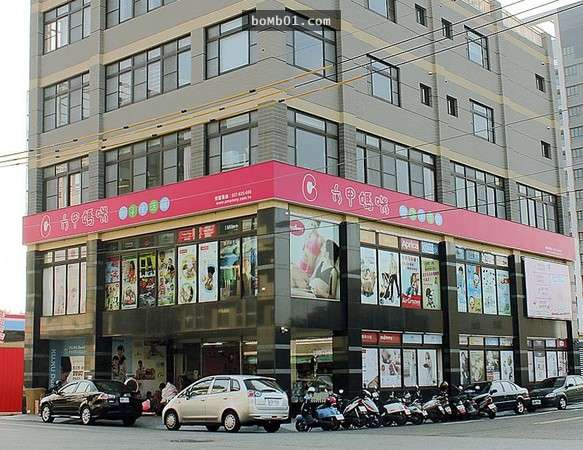 員工不小心把「千元進口商品標成50元」!老闆發現「1小時慘賠千萬」卻對員工說...當場痛哭!