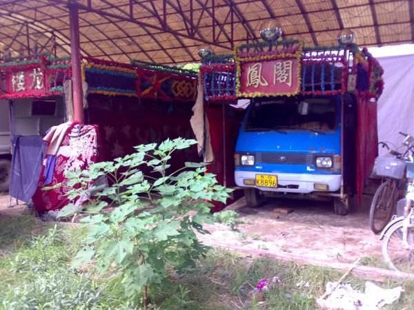 棺材靈車半路熄火,幾十人推不動,拖車拽不走,原來是在等一個人!