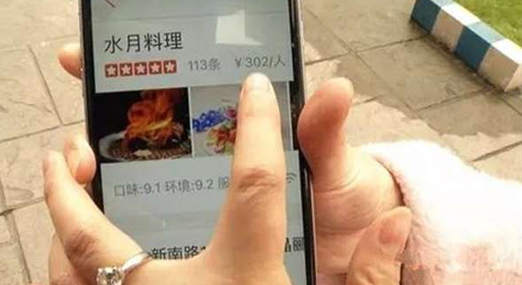 她帶10多人去吃「302元吃到飽」,結帳時要「1萬4」!她一氣之下找經理理論,沒想到經理這麼回答…