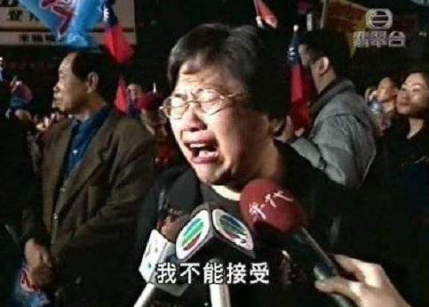 她帶10多人去吃「302元吃到飽」,結帳時要「1萬4」!她一氣之下找經理理論,沒想到經理這麼回答…