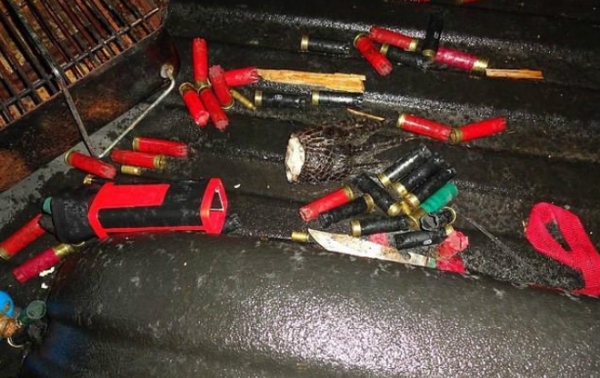 警察临检,发现车上有恶臭,结果转头却看见「一