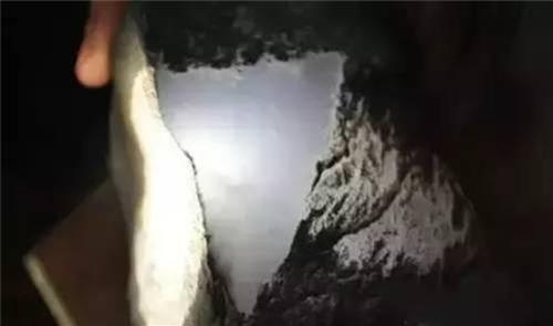 震驚!他原本要把「這顆石頭」賣掉!沒想到一刀切下開…. 老闆自己差點嚇到腿軟!…….