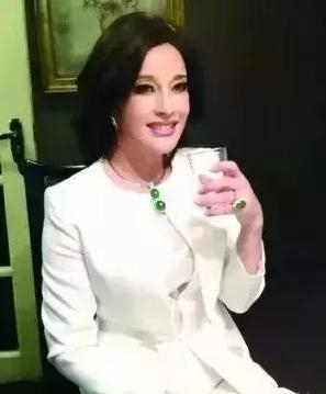震驚!他原本要把「這顆石頭」賣掉!沒想到一刀切下開…. 老闆自己差點嚇到腿軟!…….
