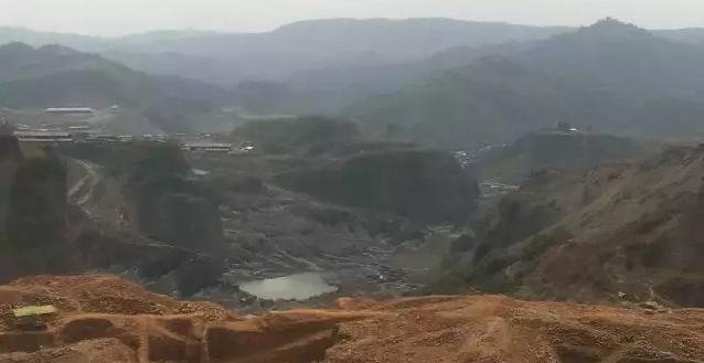 震驚!他原本要把「這顆石頭」賣掉!沒想到一刀切下開…. 老闆自己差點嚇到腿軟!…….