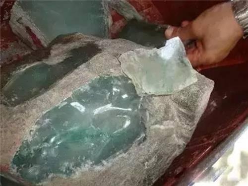 震驚!他原本要把「這顆石頭」賣掉!沒想到一刀切下開…. 老闆自己差點嚇到腿軟!…….