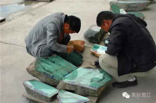 震驚!他原本要把「這顆石頭」賣掉!沒想到一刀切下開…. 老闆自己差點嚇到腿軟!…….