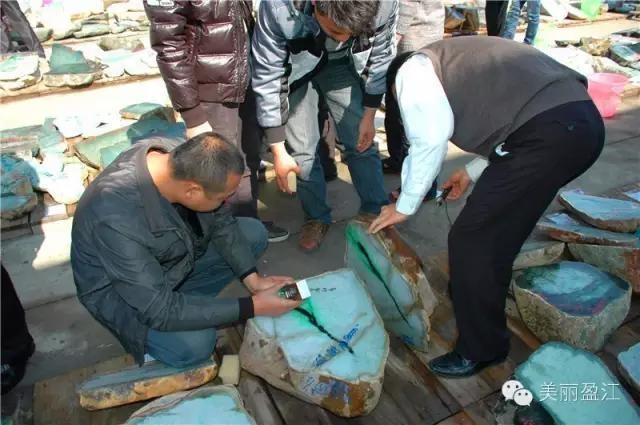 震驚!他原本要把「這顆石頭」賣掉!沒想到一刀切下開…. 老闆自己差點嚇到腿軟!…….