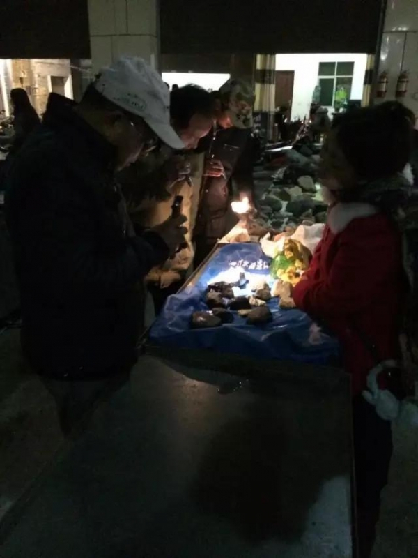 震驚!他原本要把「這顆石頭」賣掉!沒想到一刀切下開…. 老闆自己差點嚇到腿軟!…….