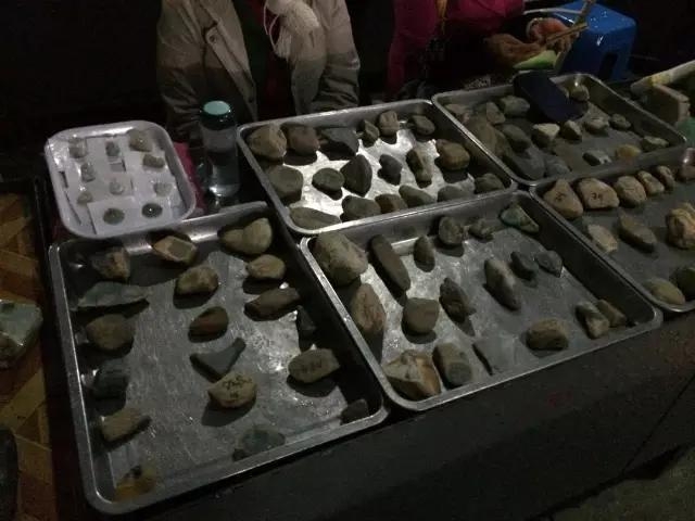 震驚!他原本要把「這顆石頭」賣掉!沒想到一刀切下開…. 老闆自己差點嚇到腿軟!…….