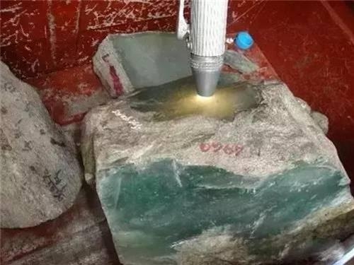 震驚!他原本要把「這顆石頭」賣掉!沒想到一刀切下開…. 老闆自己差點嚇到腿軟!…….