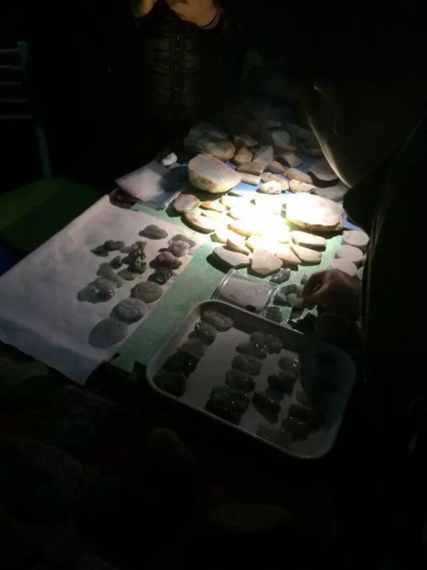 震驚!他原本要把「這顆石頭」賣掉!沒想到一刀切下開…. 老闆自己差點嚇到腿軟!…….