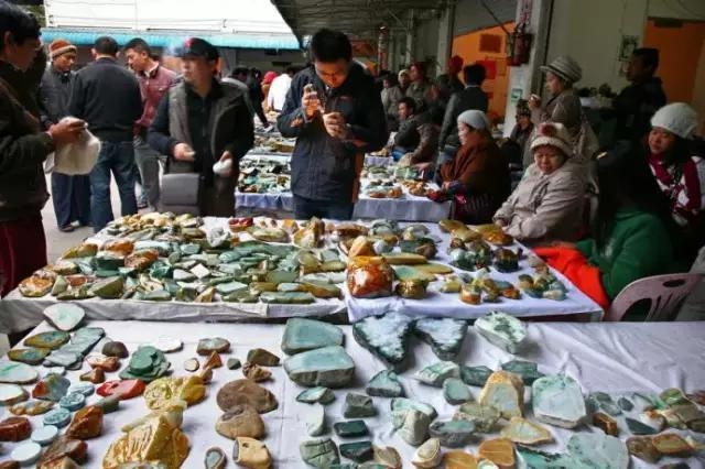 震驚!他原本要把「這顆石頭」賣掉!沒想到一刀切下開…. 老闆自己差點嚇到腿軟!…….