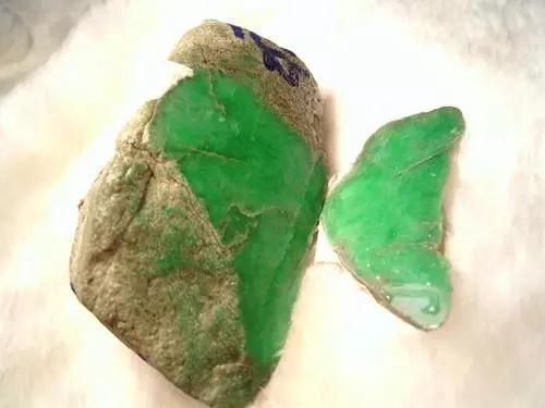 震驚!他原本要把「這顆石頭」賣掉!沒想到一刀切下開…. 老闆自己差點嚇到腿軟!…….