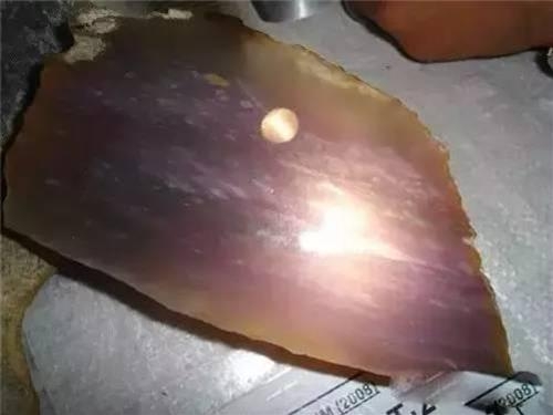 震驚!他原本要把「這顆石頭」賣掉!沒想到一刀切下開…. 老闆自己差點嚇到腿軟!…….
