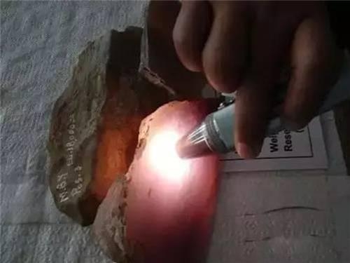 震驚!他原本要把「這顆石頭」賣掉!沒想到一刀切下開…. 老闆自己差點嚇到腿軟!…….