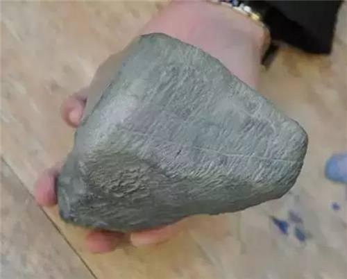 震驚!他原本要把「這顆石頭」賣掉!沒想到一刀切下開…. 老闆自己差點嚇到腿軟!…….