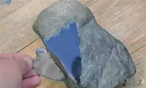 震驚!他原本要把「這顆石頭」賣掉!沒想到一刀切下開…. 老闆自己差點嚇到腿軟!…….
