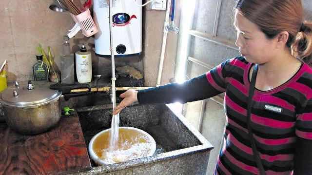 婆婆用塑料瓶製作淨水器,髒水進去直接能喝,一年水費省上千塊! (1/12)