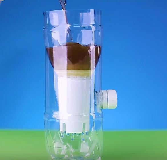 婆婆用塑料瓶製作淨水器,髒水進去直接能喝,一年水費省上千塊! (4/12)