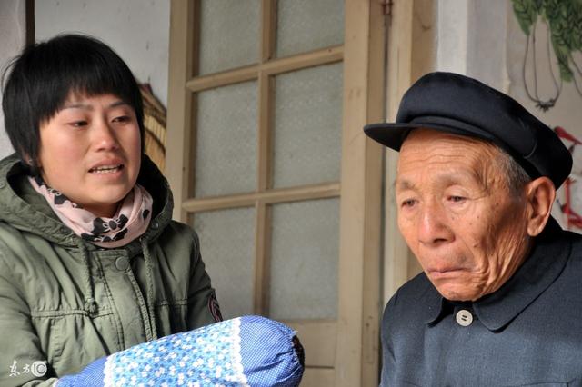 我洗澡時公公說出去走走,卻沒聽見開門聲,洗完澡看到臥室我傻眼了!