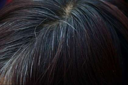 頭上發現白頭髮,到底是撥還是不撥?可惜很多人做錯了