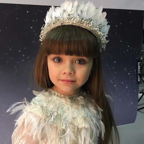 6歲精靈係小女模因為「夢幻藍色大眼」被封世界最美小孩,她的超正媽媽就是未來長大後的她!