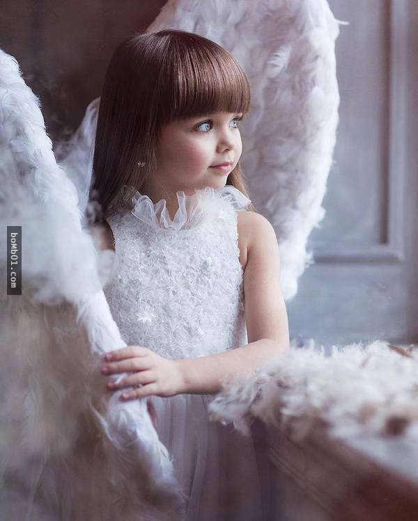 6歲精靈係小女模因為「夢幻藍色大眼」被封世界最美小孩,她的超正媽媽就是未來長大後的她!