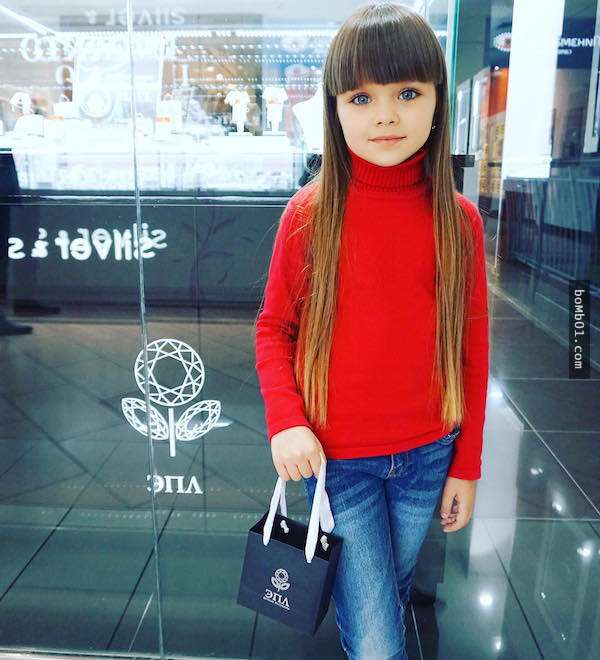 6歲精靈係小女模因為「夢幻藍色大眼」被封世界最美小孩,她的超正媽媽就是未來長大後的她!
