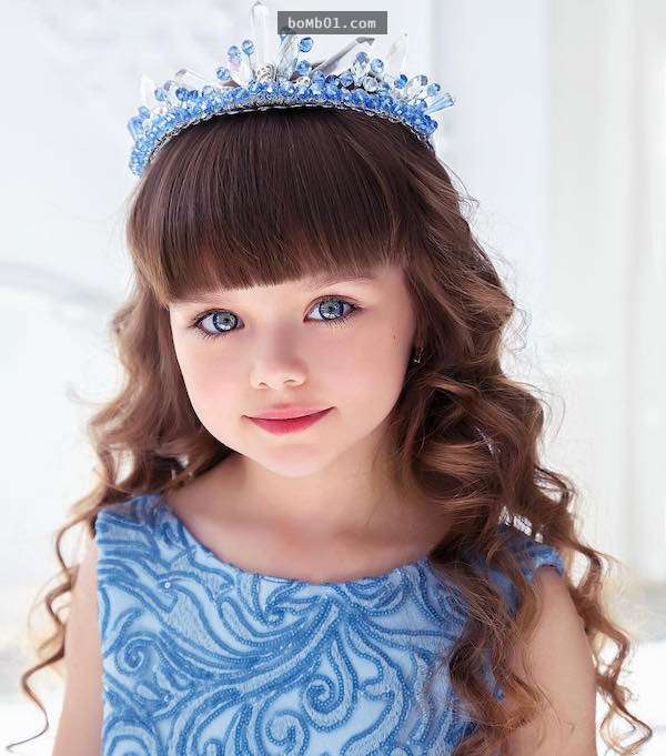 6歲精靈係小女模因為「夢幻藍色大眼」被封世界最美小孩,她的超正媽媽就是未來長大後的她!