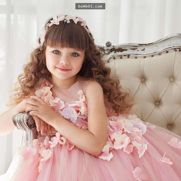 6歲精靈係小女模因為「夢幻藍色大眼」被封世界最美小孩,她的超正媽媽就是未來長大後的她!