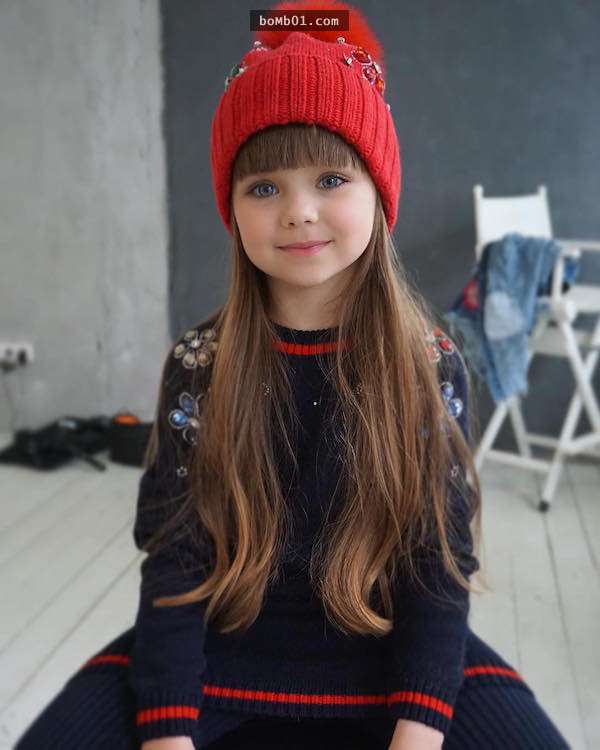 6歲精靈係小女模因為「夢幻藍色大眼」被封世界最美小孩,她的超正媽媽就是未來長大後的她!