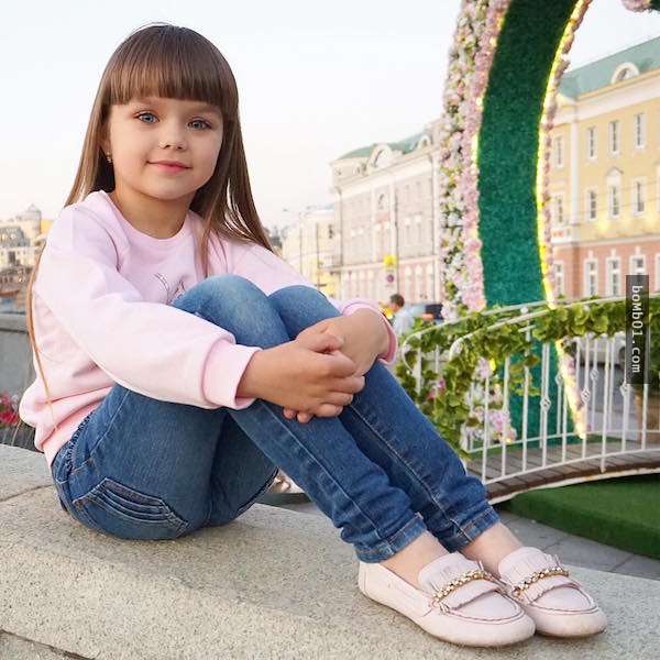 6歲精靈係小女模因為「夢幻藍色大眼」被封世界最美小孩,她的超正媽媽就是未來長大後的她!