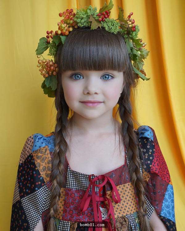 6歲精靈係小女模因為「夢幻藍色大眼」被封世界最美小孩,她的超正媽媽就是未來長大後的她!