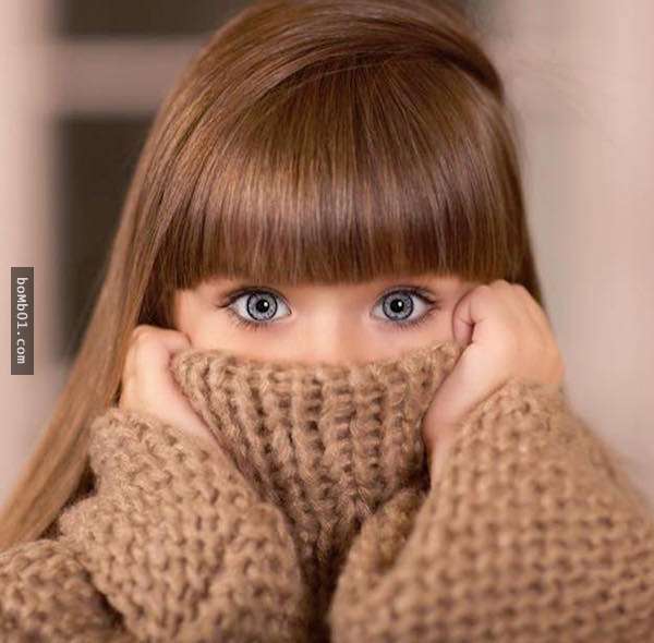 6歲精靈係小女模因為「夢幻藍色大眼」被封世界最美小孩,她的超正媽媽就是未來長大後的她!