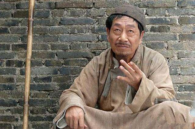 张半仙来了之后,沿房屋转了一圈,又退到远处观望了一阵,这才给孙旺说
