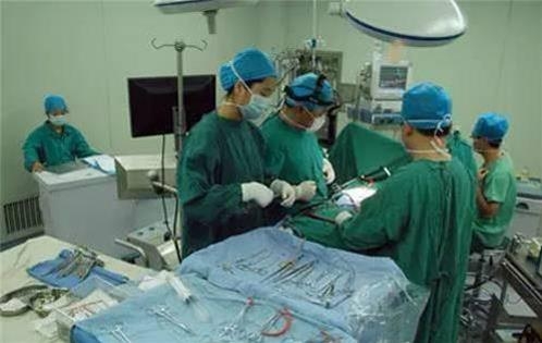 母親發現6歲女兒尿尿出血、發臭,最後從下體夾出來的「東西」讓醫生也嚇壞了啊....!!!