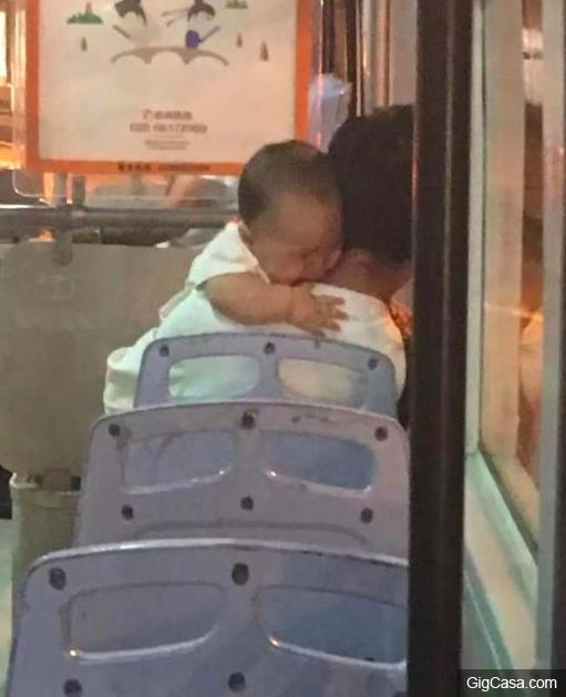 女網友發現「抱嬰兒的爸爸行為詭異」,po網求助卻意外又發現「驚悚的細節」,大家大喊「報警後快逃吧」!