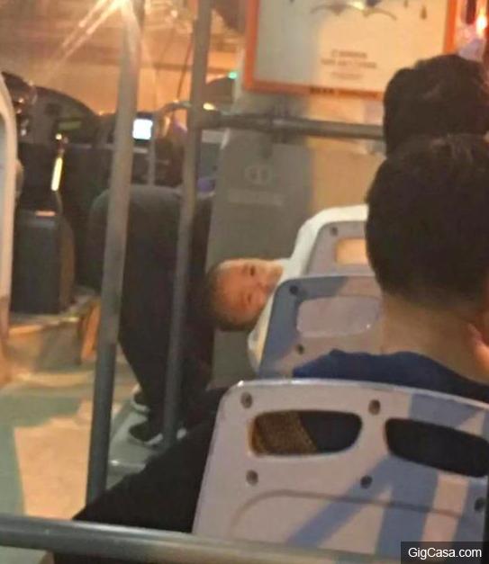 女網友發現「抱嬰兒的爸爸行為詭異」,po網求助卻意外又發現「驚悚的細節」,大家大喊「報警後快逃吧」!