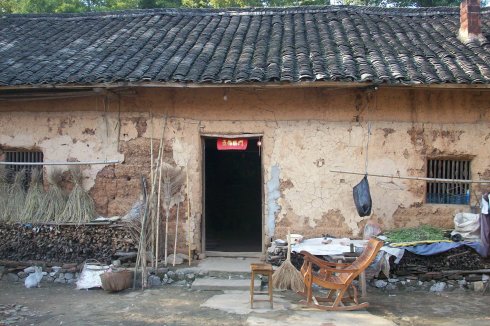 60歲農村老漢娶32歲小寡婦,一天一條大蛇爬出後嬌妻失蹤,員警調查後真相驚人!