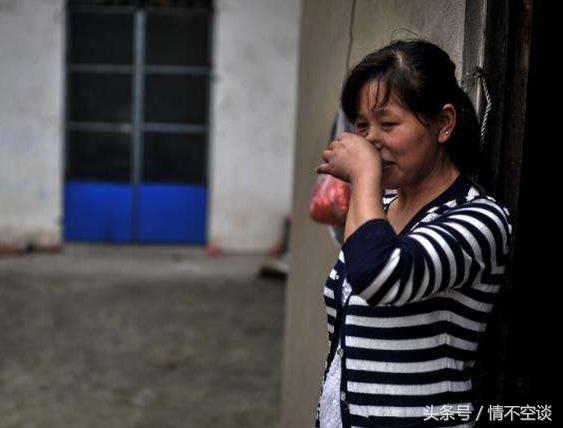 母親打罵女兒,遺產留給小兒子,臨終前看著女兒以手指心而亡