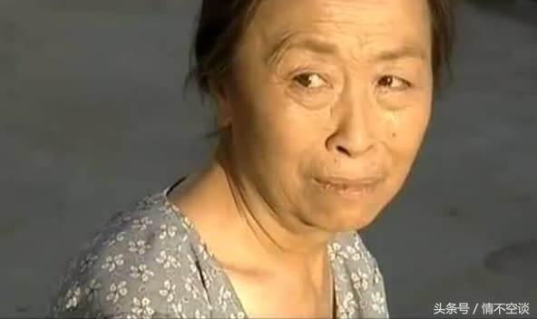 母親打罵女兒,遺產留給小兒子,臨終前看著女兒以手指心而亡