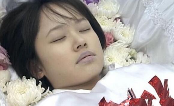 女孩離世棺材突然落地,裡面出現兩具屍體,全村人熱淚盈眶!